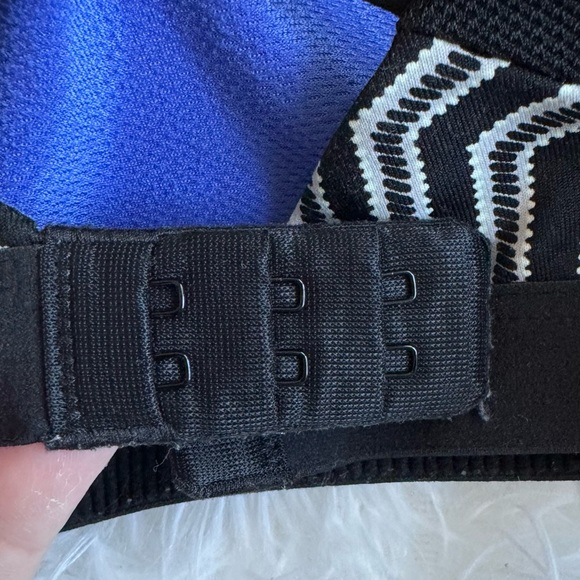 Victoria's Secret VSX Incredible Sports Bra Purple
Size 34 B - Picture 6 of 7